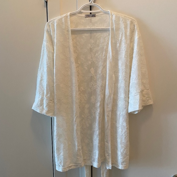 DEX WHITE LACE/FLORAL CARDIGAN WITH REMOVABLE BELT - Picture 6 of 9